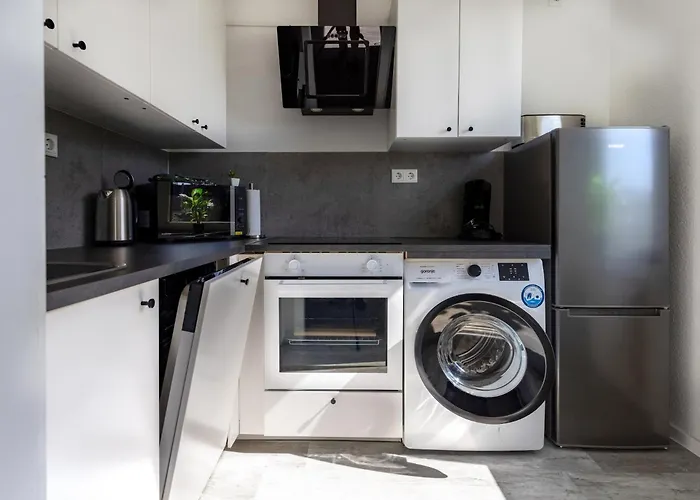 Vaz E01 Kueche, Tv, Netflix, Ca 15 Min Messe U Hbf * אסן